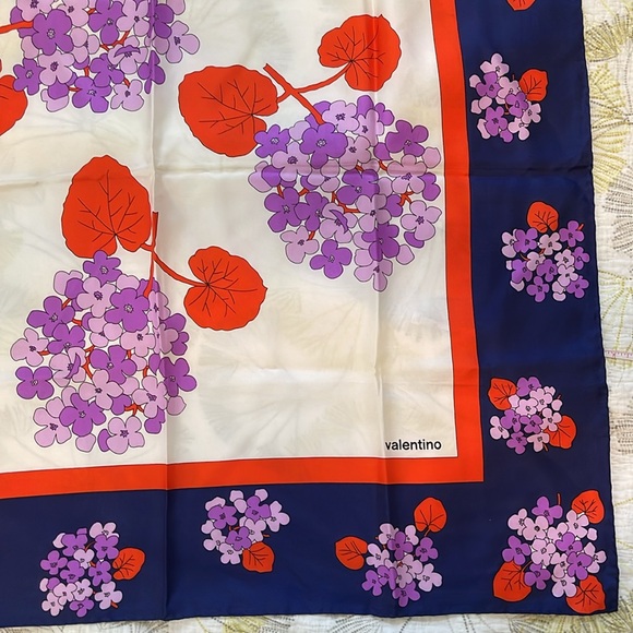 Vintage 1970s 34” Valentino silk scarf - Picture 3 of 4